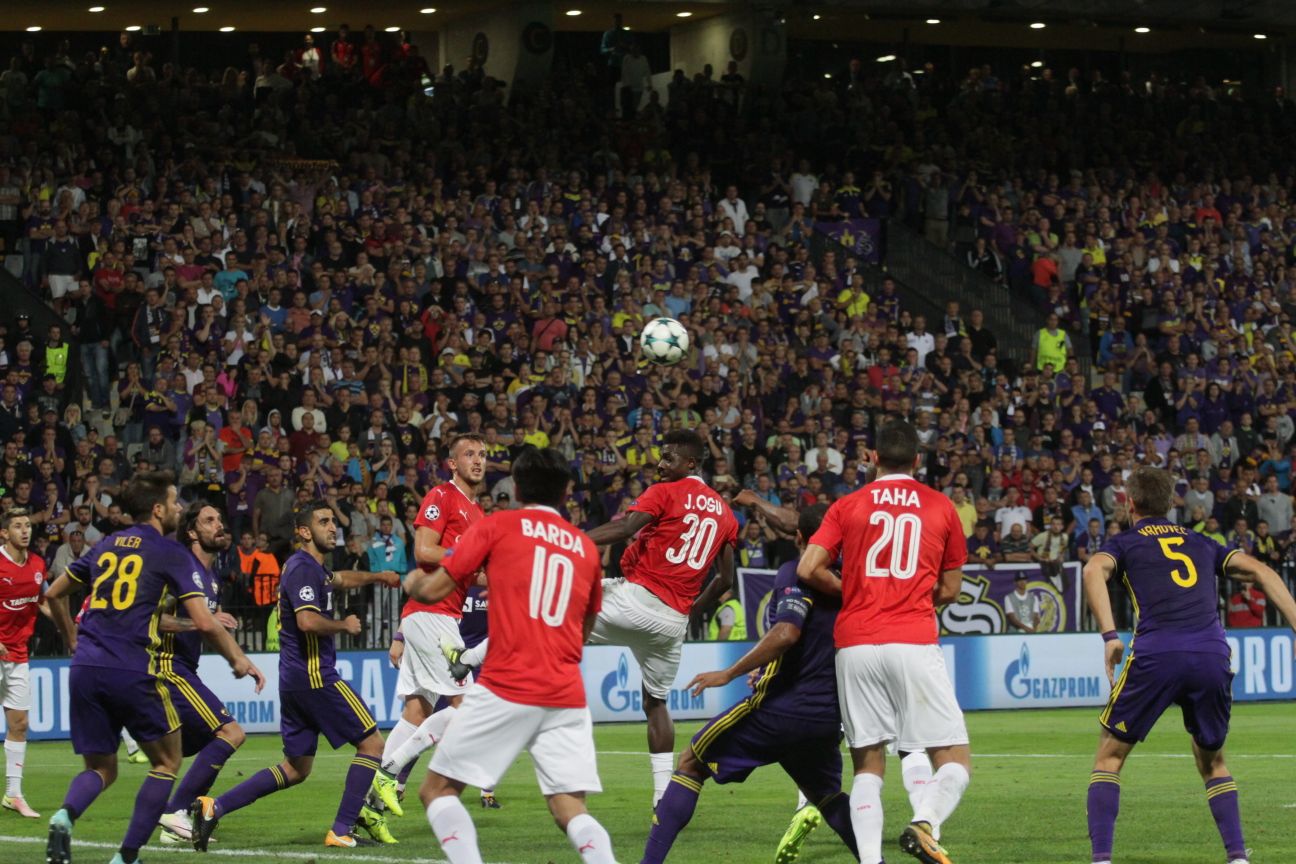 ג'ון הוגו מנסה להבקיע בדקה ה-93. חלש לידיים של השוער (צילום: בן בודה)